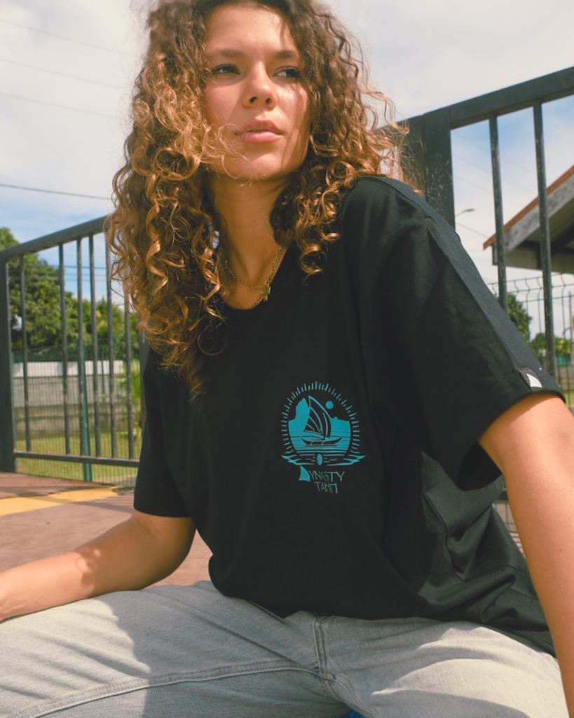 tshirt-polynésien-mixte-surfwear-tshirt-tahiti-pirogue-va'a-avant-tshirt-dynasty-tahiti.webp