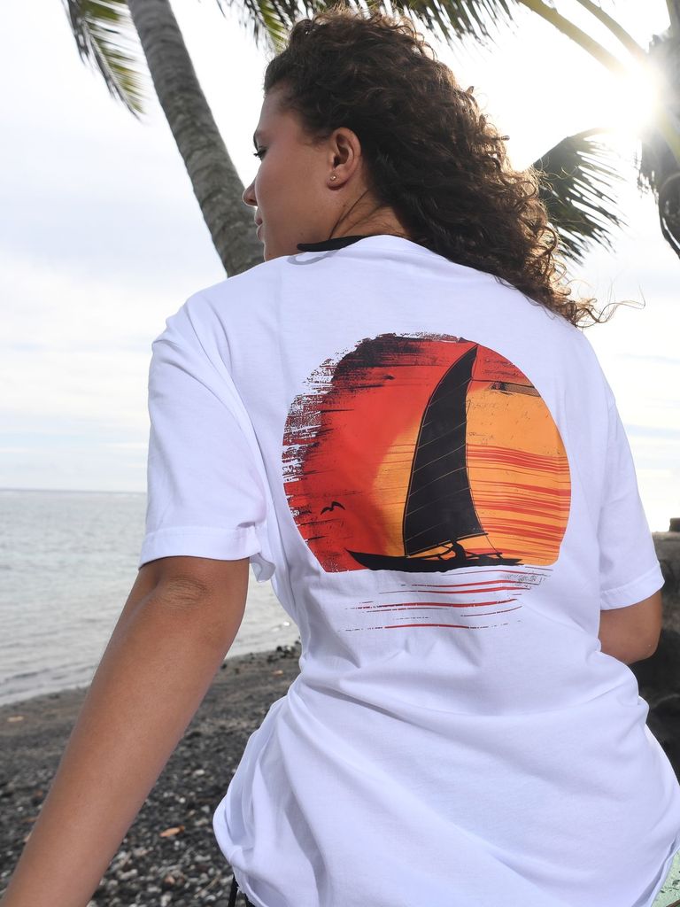 tshirt-tahiti-blanc-fashion-pirogue-rouge-dynasty-tahiti.webp