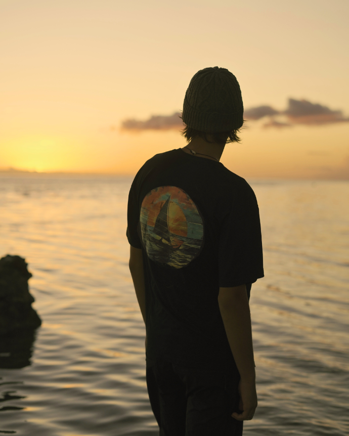 tshirt-polynésien-mixte-surfwear-tshirt-tahiti-pirogue-va'a-teahupoo-psychedelic-tshirt-tendance-logo-couleur-noir-dynasty-tahiti.webp